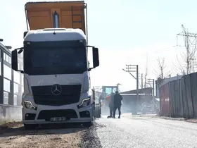 Erenler’de yollar yenilenmeye devam ediyor
