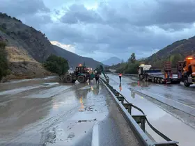 Erzincan-Erzurum kara yolu kontrollü olarak trafiğe açıldı
