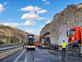 Erzincan-Erzurum kara yolunda hayvan yemi yüklü tır yandı
