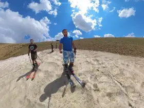 Erzincan’da ağustos sıcağında 3 bin 250 rakımda kayak keyfi
