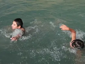 Erzincan’da çocuklar dere üzerinde oluşturdukları doğal havuzda serinliyor
