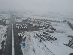 Erzincan’da kar etkisini gösterdi: Geçitlerde trafik kilitlendi
