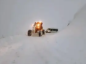 Erzincan’da kar ve tipiden 222 köy yolu ulaşıma kapandı
