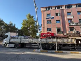 Erzincan’da tırın dorsesi aydınlatma direğine çarptı
