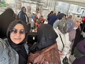 Erzurum Kent Konseyi Kadın Meclisi’nden Çifte Minareli Medrese önünde aşure ikramı
