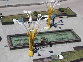 Erzurum’da çocuklar süs havuzunda serinledi
