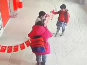 Erzurum’dan yürekleri ısıtan görüntüler: Minikler yere düşen bayrağı asmak için seferber oldular
