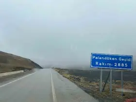 Erzurum’un yüksek kesimlerinde kar yağışı ve yoğun sis etkili oluyor

