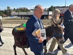 Eşeğiyle kitap taşıyor, köy çocuklarının hayallerine ışık oluyor
