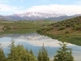 Esence Göleti ve Berit Dağı’nda kartpostallık manzara
