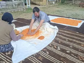 Eşine tarhana yapımında destek oldu

