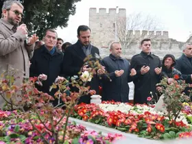 Eski Başbakan Necmettin Erbakan’ı kabri başında anıldı
