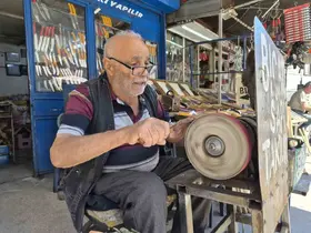 Eskişehir’de 82 yaşındaki Erhan amca, yıllardır gönlünü verdiği işi yapıyor
