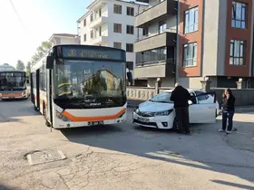 Eskişehir’de belediye otobüsü ile otomobil çarpıştı: 2 öğrenci yaralandı
