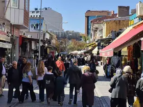 Eskişehir’de güneş yüzünü gösterdi, çarşıda adım atacak yer kalmadı
