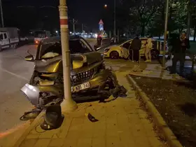 Eskişehir’de iki araç kavşakta çarpıştı: 3 yaralı
