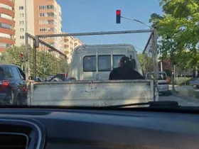 Eskişehir’de kamyonet kasasında tehlikeli yolculuk
