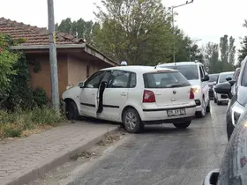 Eskişehir’de kontrolden çıkan otomobil duvara çarptı
