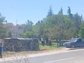 Eskişehir’de otomobil yol kenarına devrildi
