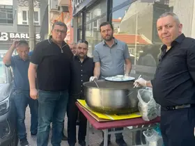 Eskişehir’de yaşayan Aşağı Piribeyli köylüleri vatandaşlara aşure ikramında bulundu
