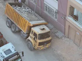 Eskişehir’de yol çöktü, belediyeye ait kamyon çukura düştü
