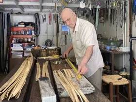 Eskişehir’in tek saracı olan 80 yaşındaki usta hizmetini sürdürüyor
