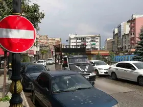 Esnafın kendi astığı tabela ses getirdi, belediye harekete geçti
