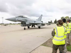 Eurofighter Typhoon tedarik projesi kapsamında İngiltere’de uçak bakım tesisleri incelendi
