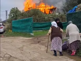 Ev yangınını gözyaşlarıyla izlediler
