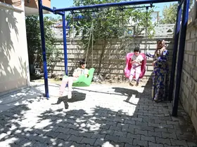 Evlerinin önü parka dönüştürüldü: 3 engelli kardeşin evinin bahçesine salıncak kuruldu
