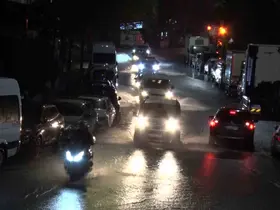 Eyüpsultan’da caddeler göle döndü, sürücüler zor anlar yaşadı
