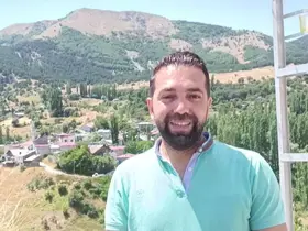 Far ışığını gören dev tavşan kaçtı
