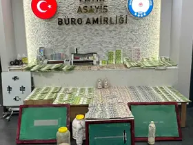 Fatih’te gerçekleştirilen operasyonda deste deste sahte para ele geçirildi: 2 gözaltı

