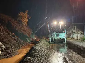 Feke’de düşen kayalar iş makineleriyle temizleniyor

