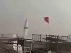 Fırtınada minarenin yıkılma anı kamerada
