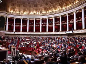 Fransa’da tartışmalı emeklilik reformu askıya alındı

