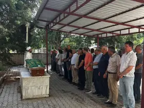 Gazeteci Sözeri’nin annesi son yolcuğuna uğurlandı
