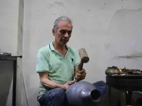 Gaziantep’te 57 yıllık bakır ustası mesleğinin yok olmasından endişe ediyor
