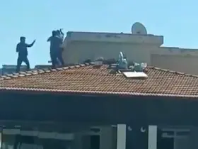 Gaziantep’te bina çatısında yürekleri ağza getiren kavga
