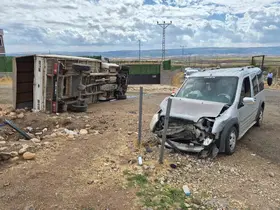 Gaziantep’te hafif ticari araç ile kamyonet çarpıştı: 5 yaralı
