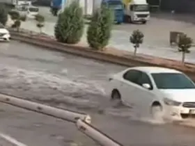 Gaziantep’te sağanak yağış cadde ve sokakları göle çevirdi
