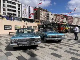 Gaziosmanpaşa Belediyesi nostalji araba tutkunlarını bir araya getirdi
