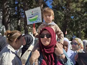 Gazze’de yaşanan zulmün yıl dönümünde sessiz yürüyüşle İsrail protestosu
