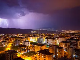 Geceyi aydınlatan şimşekler görsel şölen sundu
