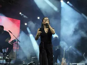 Gediz Tarhana Festivalinde Merve Özbey hem şarkılarıyla hem de cömertliği ile gönülleri fethetti

