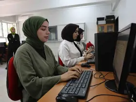 Geleceğin katipleri, klavye kursunda hayallerine hazırlanıyor
