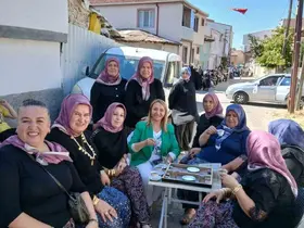 Gelin konvoyunun önünü kesen kadınlar yol ortasında tavla oynayıp, kahve içtiler
