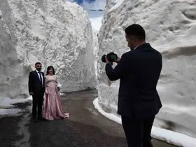 Gelin ve damat adayı kar tünelinde fotoğraf çekimi yaptı
