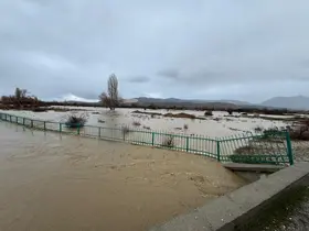 Gembos kanalı taştı, ekili alanlar suyla kaplandı