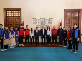 Gençlik Haftası’nda başarılı sporcular Vali Sözer’le buluştu
